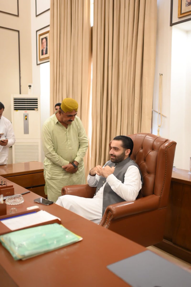 BilalAbro16540's tweet image. Building strong community ties — PPP youth leader Rawal Sharjeel Memon held a warm meeting with friends from Latifabad Hyderabad &amp;amp; Hosri.
#PPPFamily #SindhUnity
@rawalsharjeel