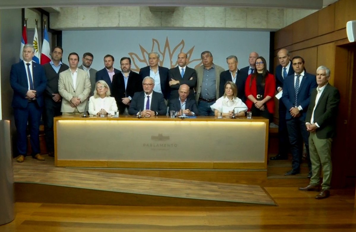 La Coalición Republicana resolvió promover una doble interpelación:
👉 A la ministra de Salud Pública, por ser responsable política de sostener a Álvaro Danza, quien violó la Constitución de la República y actuó en claro conflicto de interés al contratar servicios en mutualistas