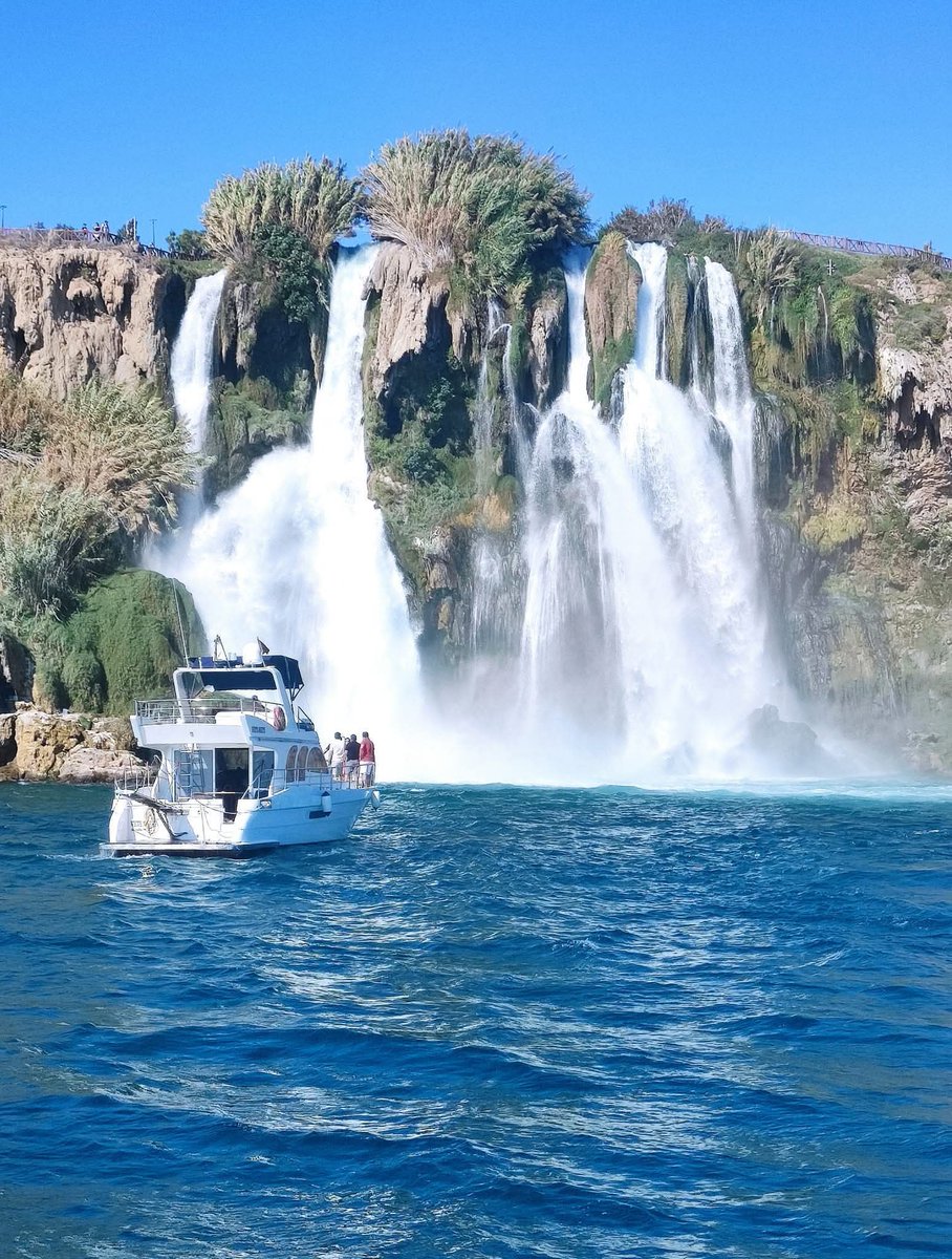 Aşağı Düden Şelalesi/ Antalya
Türkiye'nin denize dökülen tek şelalesi. 

"Sevgi,bildiğim en büyük silgidir.
En derin ve en acı verici anıları bile siler,
Çünkü sevgi;diğer her şeyden daha derine iner"diyen L.L.Hay, yüreğine sağlık. 

İyi akşamlar dostlar sevgiyle kalın 🇹🇷🌿♥️
