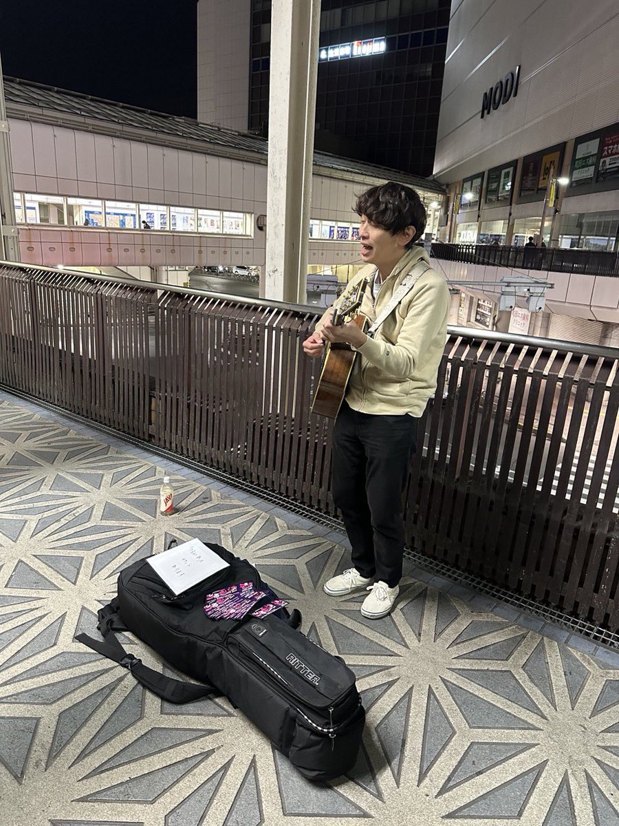 exitkazmasa's tweet image. もうホント数年ぶりに駅前で歌ったなー。

残念ながらチケットは売れませんでしたが、大学の友人が仕事帰りに付き合ってくれて一緒に歌ったり、聴いてくれたりで寂しくない華金になりました！

明日は高円寺、そして日曜日はつるまにあ！お越しくださいませ〜！