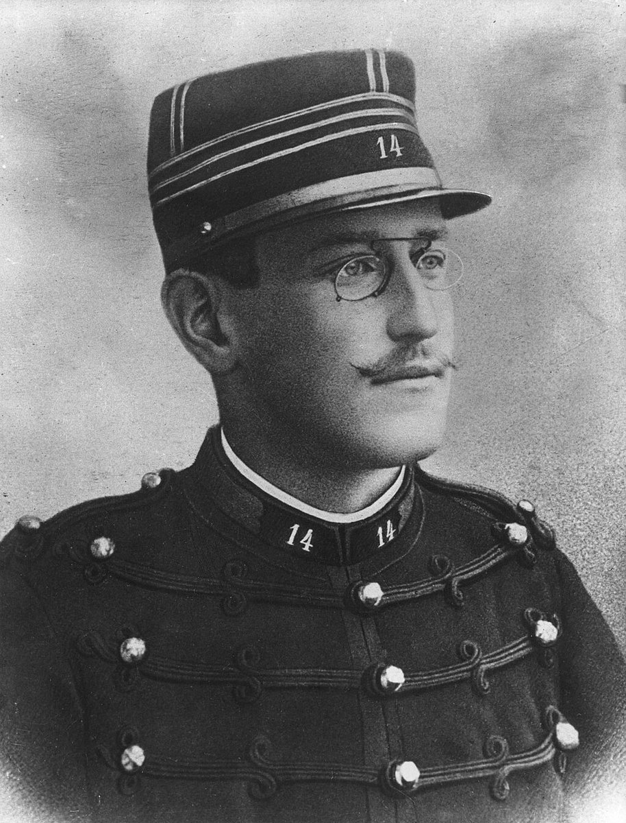 _LICRA_'s tweet image. Alfred Dreyfus est enfin rétabli dans ses droits et nommé général de brigade à titre posthume !

Une mesure symbolique qui a trop tardé et que la Licra salue.

En revanche, et dans le même temps, les antisémites envahissent les réseaux sociaux avec leurs discours de haine…