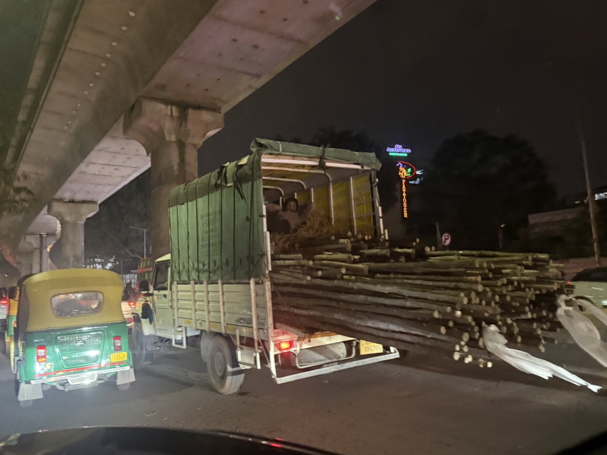 krishna_twiing's tweet image. @blrcitytraffic @blore_traffic @hulimavutrfps reckless driving by these heavy vehicles during peak hours adding to traffic chaos.why are they being allowed to commute during this time @DKShivakumar @Tejasvi_Surya @ChristinMP_ @CPBlr @BangaloreMirror @KannadaPrabha