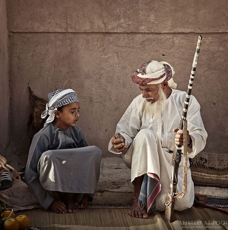 من الخاص
والدي رحمة الله عليه علمنا صغاراً ننادي كبار السن (بـ ابوي فلان) أين كان احتراماً وتقديرا لهم
لكن بالمقابل أبناء كبار السن لاينادو ابي فسابق ولا أحد من كبار السن بـ أبوي ينادونهم بأسمائهم فقط لا عمي ولا خالي ولا ابوي..
السوال..❓
هل اقطع ماتعلمته ام استمر..!؟
#مساء_الخير