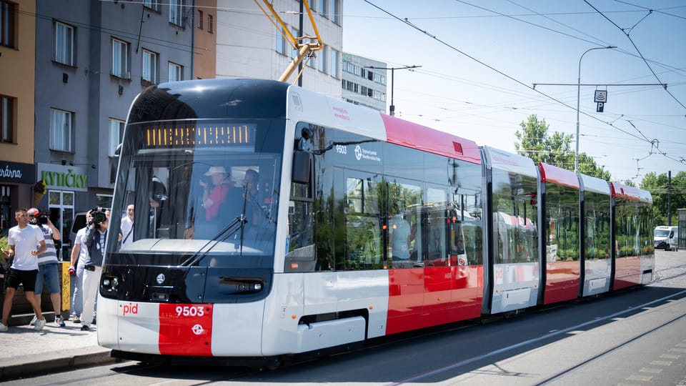 Sie fasst mehr Fahrgäste, ist sicherer und speziell für die Bedürfnisse des Straßenbahnverkehrs in der tschechischen Hauptstadt ausgelegt – die neue Prager Tram vom Typ Škoda 52T. ➡ rozhl.as/h5v

📸: Jakub Jirásek, iRozhlas.cz