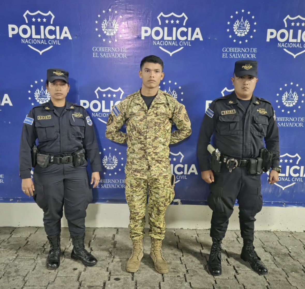 Causa indignación que la oposición pareciera que está feliz con este hecho, aunque las autoridades ya lo aclararon y ya hay un capturado que pagará por ello, la oposición sigue sacando sus teorías sin respetar la vida que se perdió, pareciera que es un premio lo que pasó para