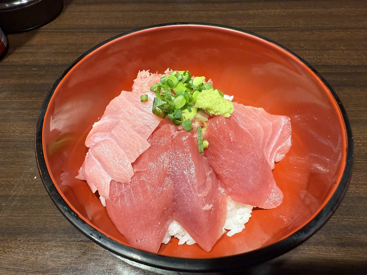 前回と同様いか白湯は、鶏白湯のとろみといか煮干特有のクセ🍜
このクセがたまらない😍💯
生まぐろ丼は600円でこの切り身の量！
ありがたや〜😍