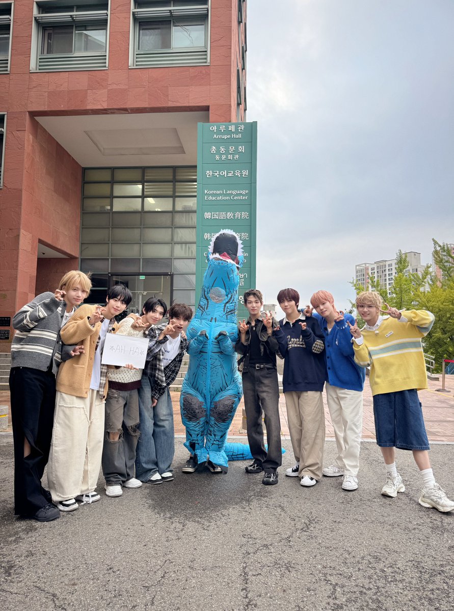 AHOF_official's tweet image. [📸] AHOFF 시즌 1 마지막화 완료✨

너무 아쉽지만 더 멋있고 재밌는 모습으로 금방 돌아올게요💧 조금만 기다려줘 포하💕

#AHOF #아홉