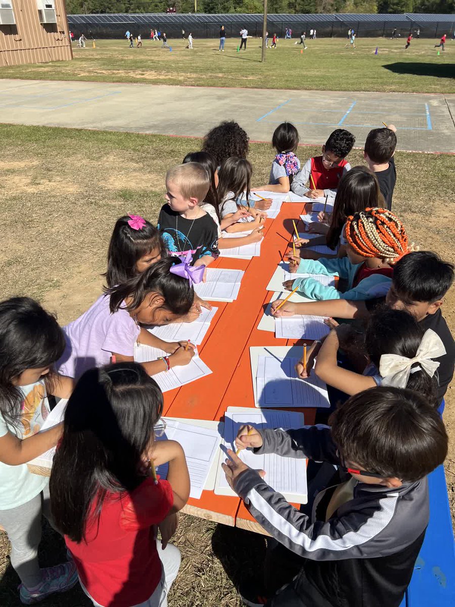 ConroeISD's tweet image. 🌤️ Ms. Agostini and Ms. Alanis’ first-grade Dual Language students at Patterson Elementary take their learning outdoors — capturing the atmosphere in art!