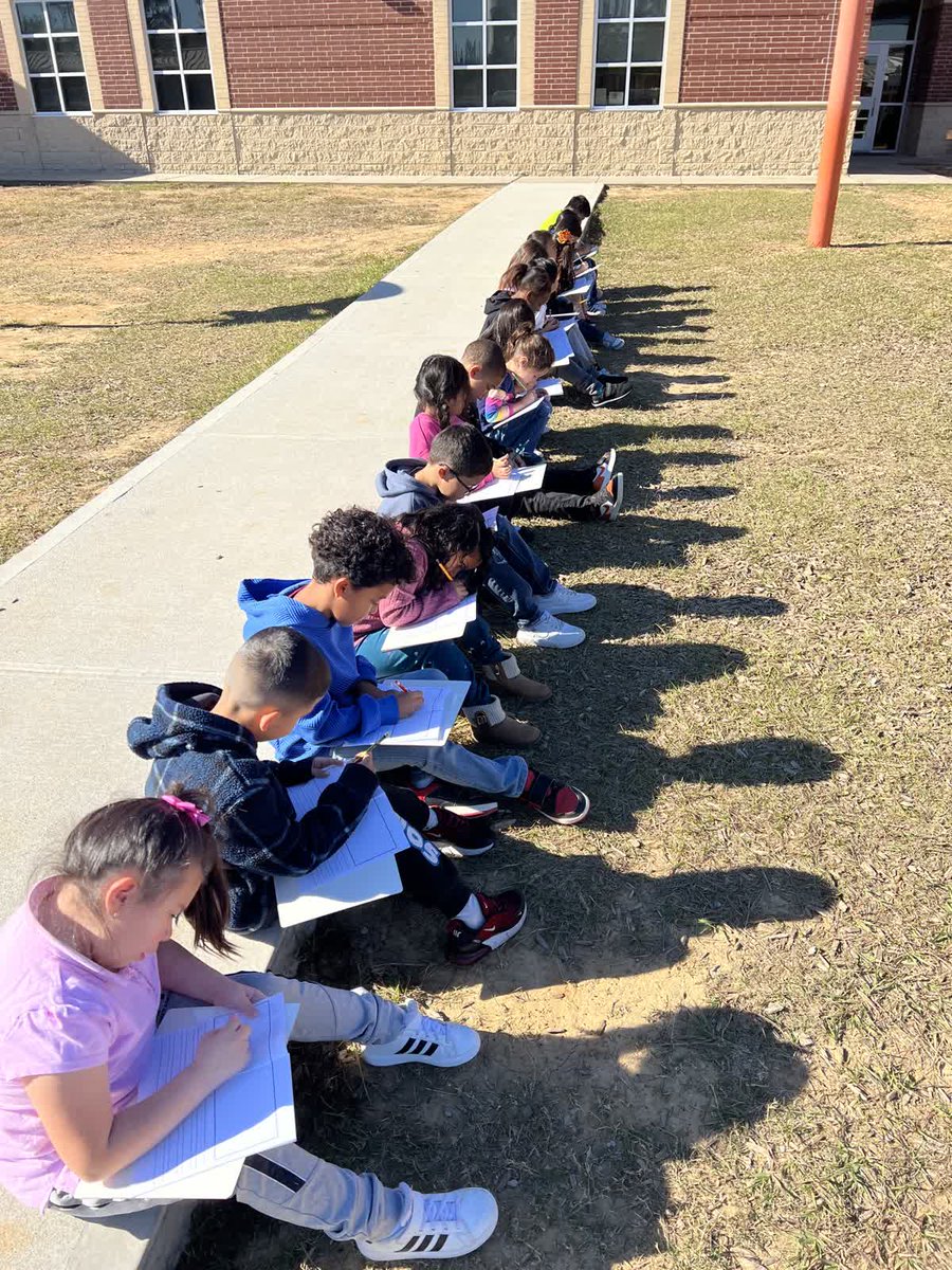 ConroeISD's tweet image. 🌤️ Ms. Agostini and Ms. Alanis’ first-grade Dual Language students at Patterson Elementary take their learning outdoors — capturing the atmosphere in art!