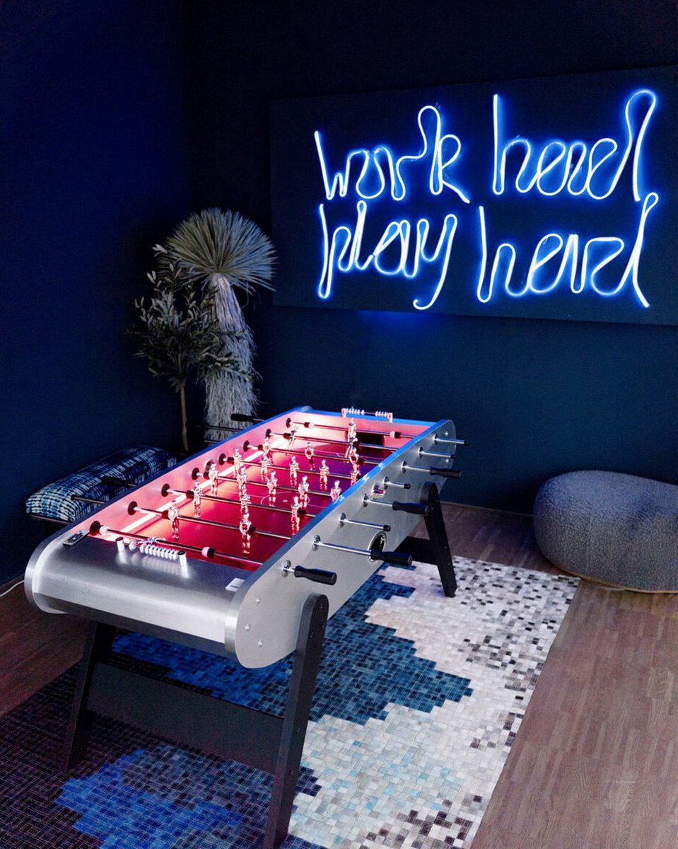 KareFrance's tweet image. Pause week-end, ambiance détente assurée 🎯
Un baby-foot design, une lumière d’ambiance et une déco qui inspire la convivialité — le combo parfait pour souffler après une semaine bien remplie. 💙

#décointérieure #designmoderne #babyfoot #inspirationdéco #luminairedesign #détente