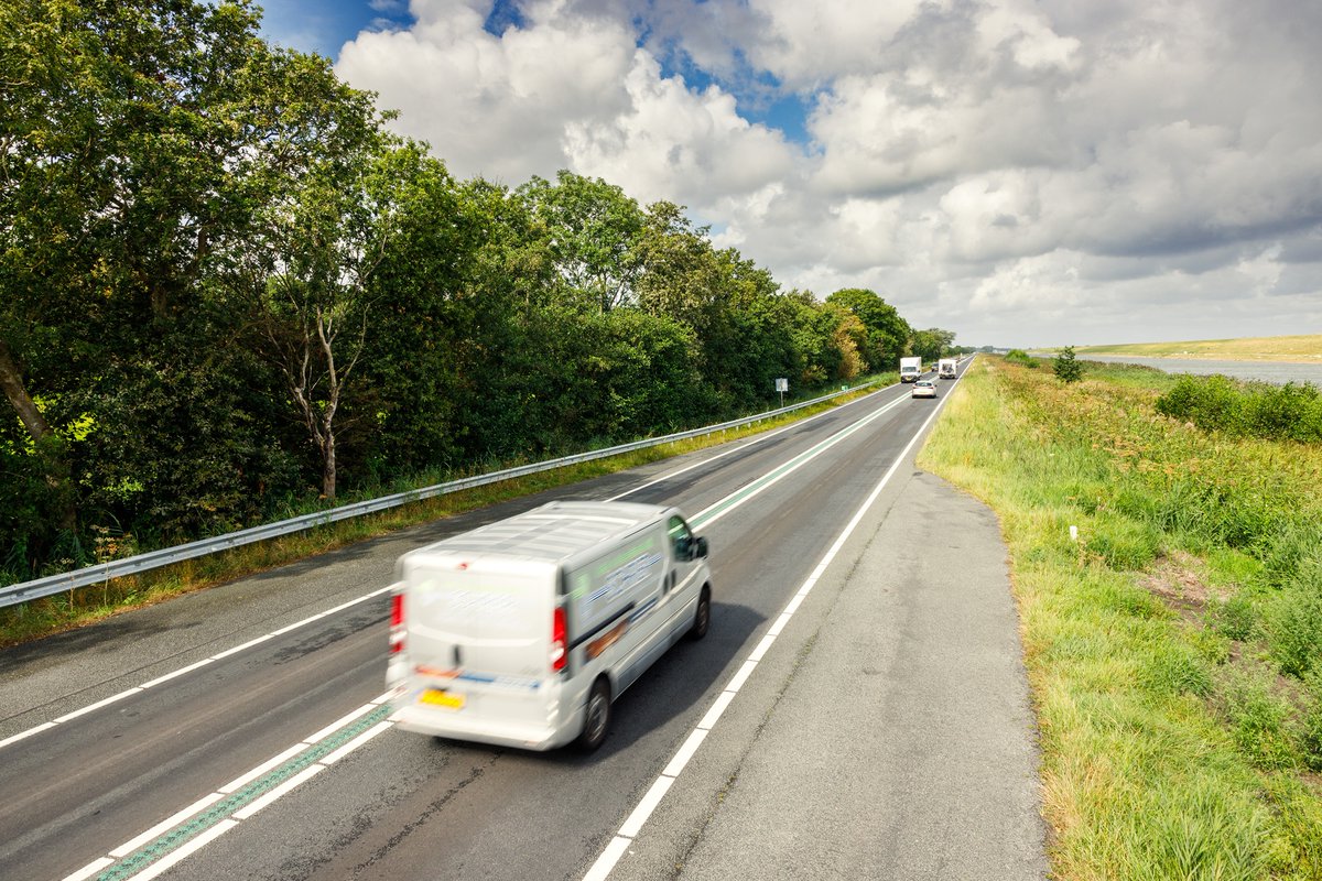 Vanavond 20.00 uur start het groot onderhoud op de N99. Tot en met maandag 8 december verbeteren we de verkeersveiligheid. De werkzaamheden gaan gepaard met diverse afsluitingen. Lees in dit artikel meer over de wegen die dicht zijn en waarom we dat doen. rijkswaterstaat.nl/nieuws/archief…