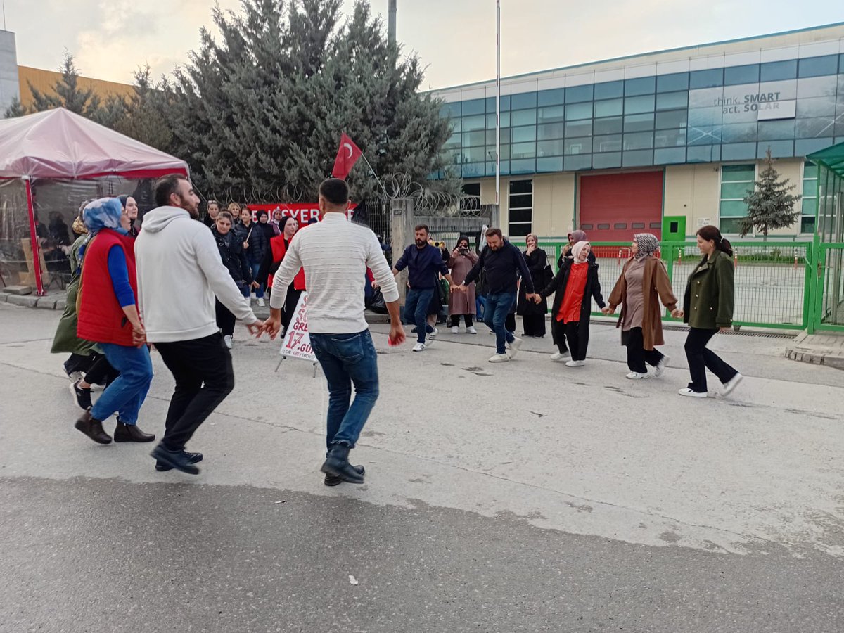 tkhistanbul's tweet image. 📣Grevlerinin 17.gününde Smart Solar(@smartbirligi) işçilerinin yanındayız. 

📌Smart Solar&apos;da sefalet ücreti kabul edilemez. 
📌İnsanca bir yaşam için grevdeki işçiler kazanacak. 

#smartsolar