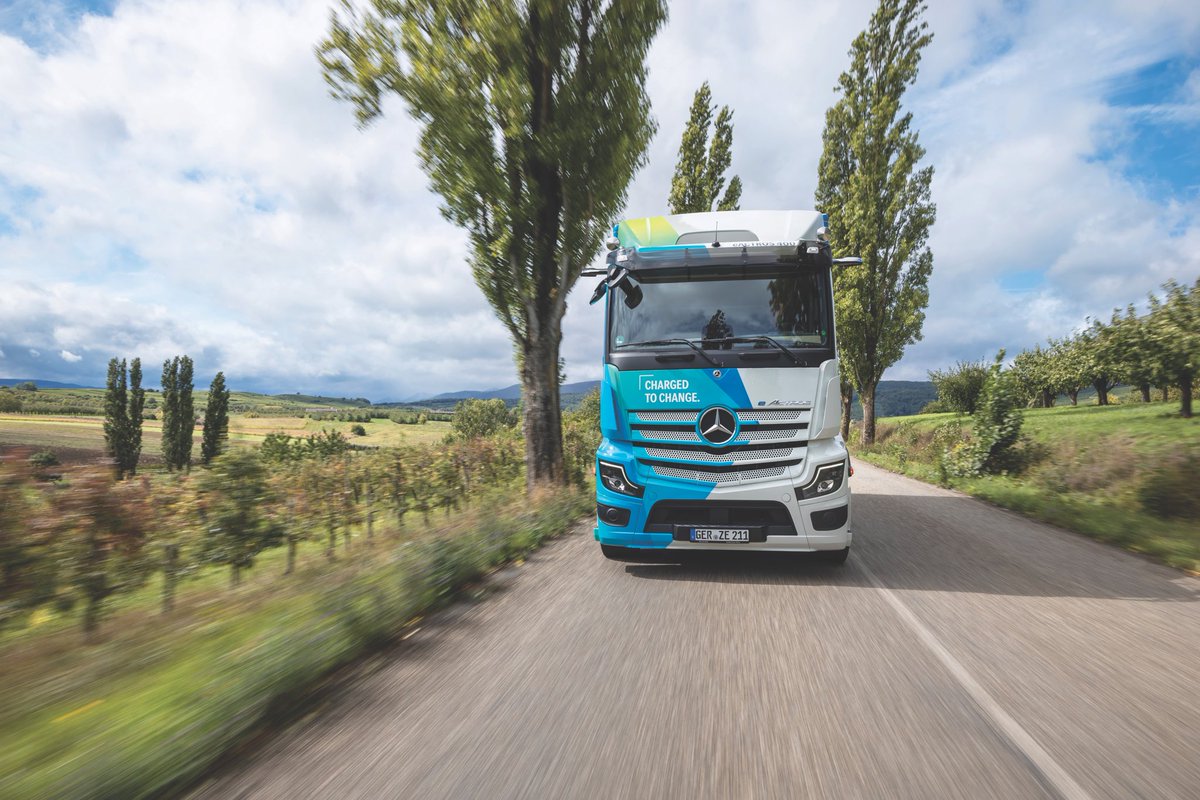 Comm_Motor's tweet image. 🇫🇷 CM traveled to Mercedes-Benz Trucks’ factory in Molsheim, France for the launch of the eActros 400.

This latest battery-electric model is expected to cover a broad range of applications.

Read more in this week’s issue of Commercial Motor.

#MercedesBenzTrucks #eActros
