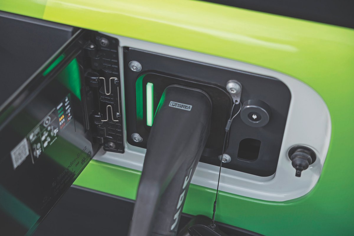 Comm_Motor's tweet image. 🇫🇷 CM traveled to Mercedes-Benz Trucks’ factory in Molsheim, France for the launch of the eActros 400.

This latest battery-electric model is expected to cover a broad range of applications.

Read more in this week’s issue of Commercial Motor.

#MercedesBenzTrucks #eActros