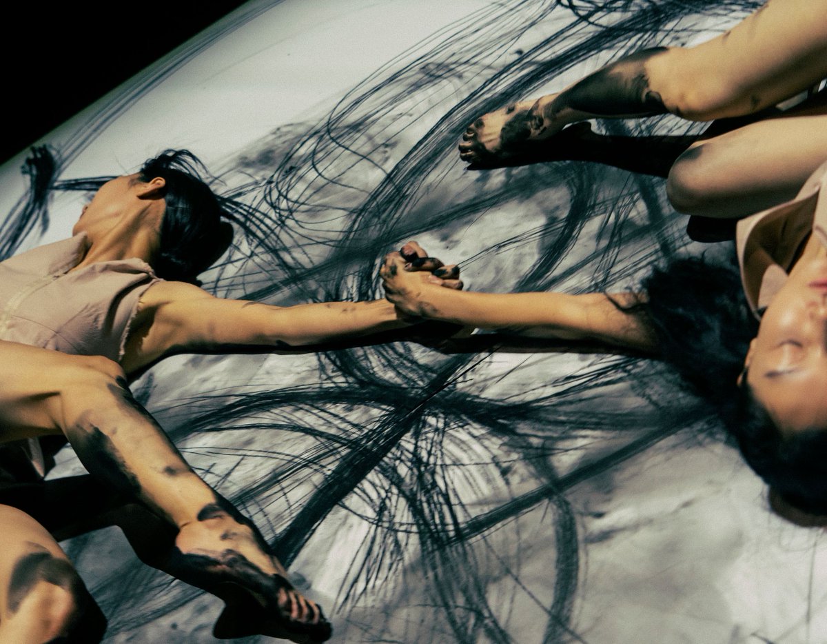 KoreaCenterFR's tweet image. #Danse. Gestes d'offrande répétitifs, figés dans le cycle de la vie moderne, puis danse libératrice qui résonne avec l'âme.

📆 La compagnie 99Art présente “Je_Burnt Offering” au Centre le 21 novembre buff.ly/uQe12K8