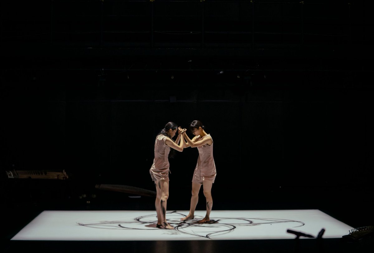 KoreaCenterFR's tweet image. #Danse. Gestes d'offrande répétitifs, figés dans le cycle de la vie moderne, puis danse libératrice qui résonne avec l'âme.

📆 La compagnie 99Art présente “Je_Burnt Offering” au Centre le 21 novembre buff.ly/uQe12K8