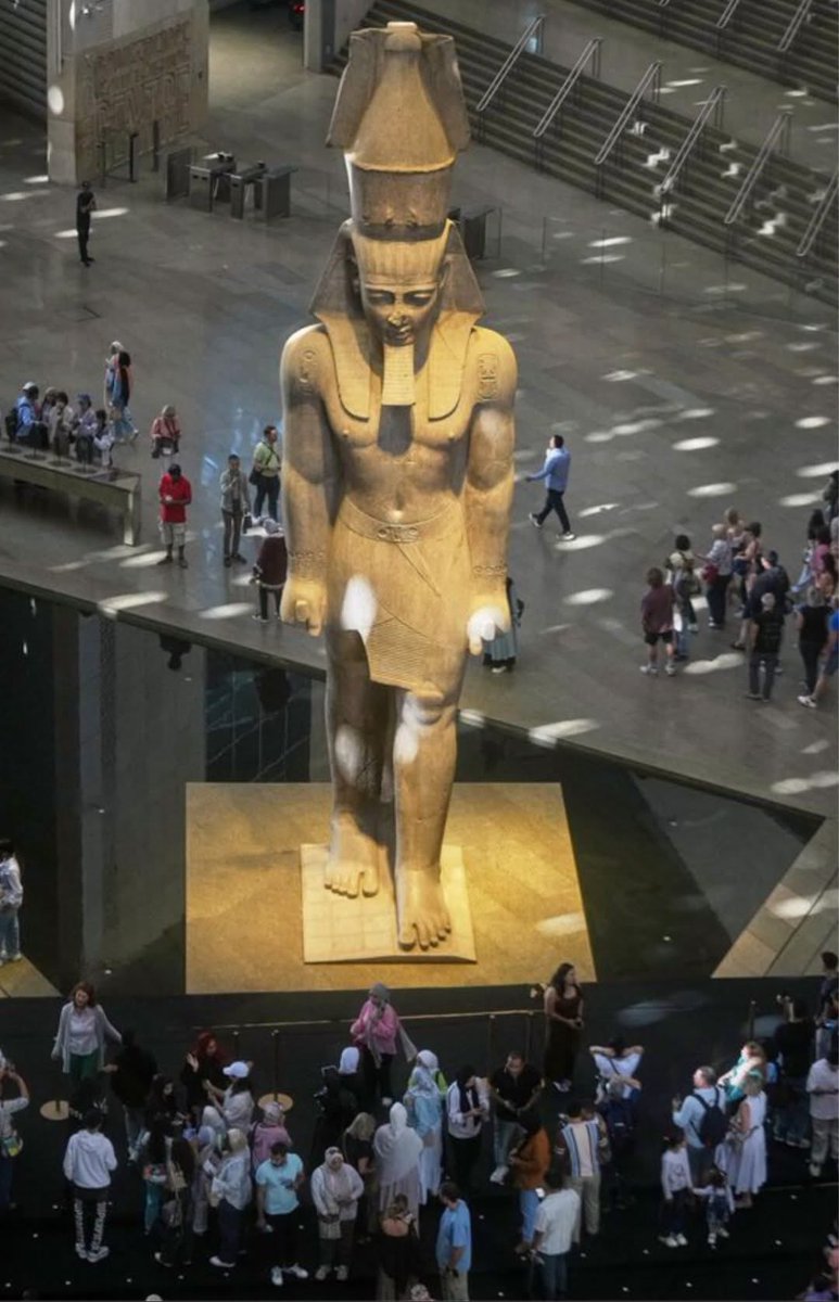 المتحف المصري الكبير يغلق باب حجز التذاكر اليوم بعد نفاذها جميعاً ووصول المتحف إلى السعة التشغيلية القصوى لعدد الزائرين قبل الساعة الثانية ظهراً ... 

وطوا الصووووت يا جدعان في موسم سباق معيز جنبنا أخوكم طال صورمه صارف عليه مليارات وبينش  ، وكمان الاهرامات الكرتون الي عاملها ولعت