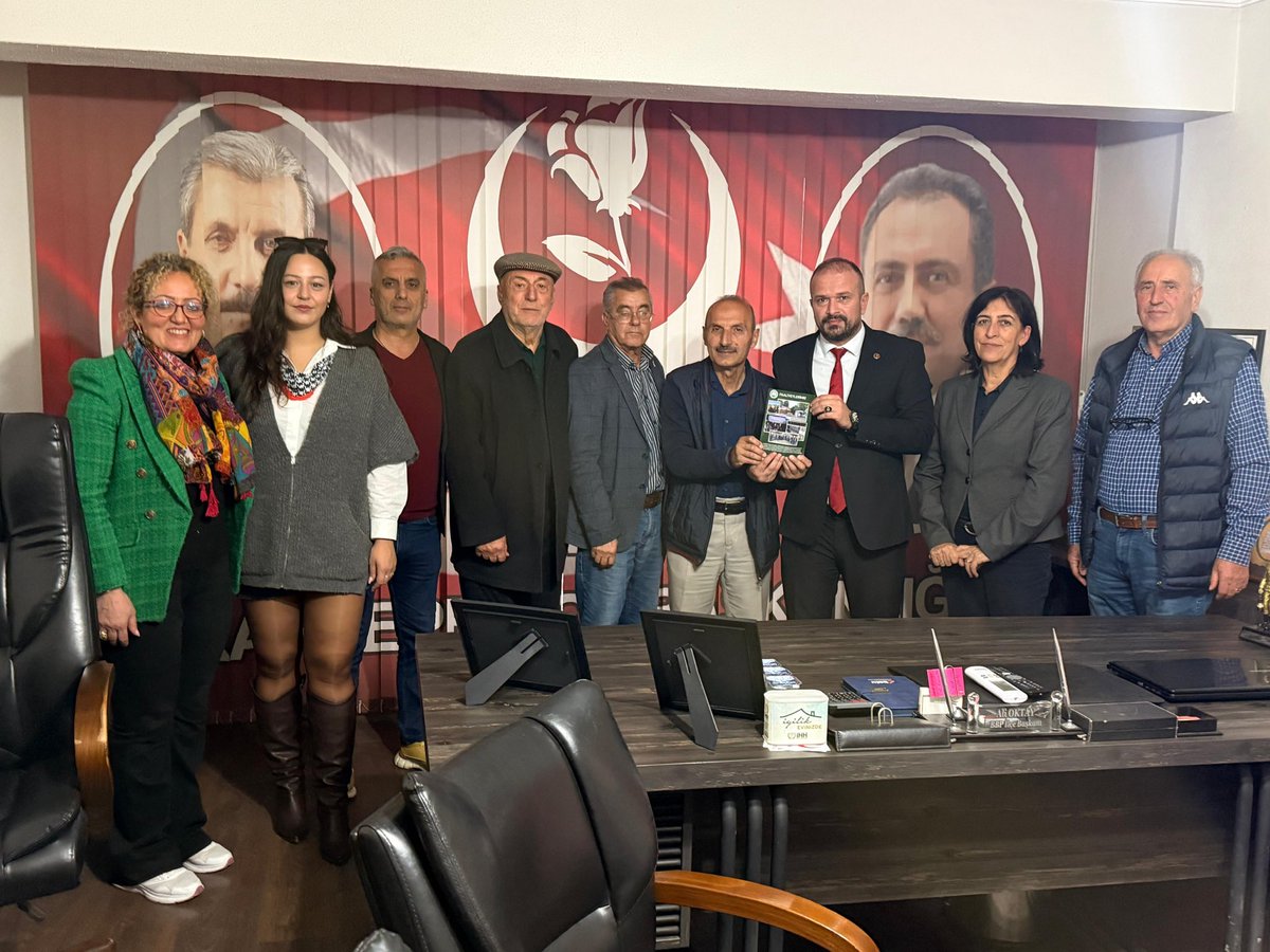 _0ktay's tweet photo. Bugün Kartepe Çevre Yaşam Platformu Başkanı Bahri Odabaş ve değerli platform üyelerimizi İlçe Başkanlığımızda ağırladık. Kartepe’mize yapılmak istenen haddane projesine karşı gösterdikleri duyarlılık ve verdikleri mücadele, hepimiz için kıymetlidir.

Büyük Birlik Partisi Kartepe İlçe Başkanlığı olarak bizler; Kartepe’nin doğasına, havasına, suyuna, geleceğine sahip çıkmanın her şeyden önce bir vicdan borcu olduğuna inanıyoruz.
Bu toprakların sessiz çığlığını duyan herkes bilsin ki, Kartepe’nin geleceğini kirletecek hiçbir girişime geçit vermeyeceğiz!

Nazik ziyaretlerinden dolayı Bahri Odabaş Başkanımıza ve tüm platform üyelerine teşekkür ediyorum.
Birlikte, doğamız için, çocuklarımızın geleceği için mücadele etmeye devam edeceğiz. 🌿

#KartepeBizimEvimiz #DoğamızaSahipÇıkıyoruz #BüyükBirlikPartisi #Kartepe #AliOktay #HaddaneyeHayır