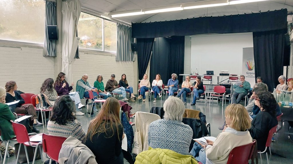 educacio_gi's tweet photo. Ahir a Girona vam celebrar la 8a Jornada anual de la Xarxa de Ciutats Educadores de les Comarques Gironines. Els diferents municipis participants vam treballar l'avaluació de les polítiques públiques com a element essencial per construir una ciutat educadora.
#gironaeducadora https://t.co/UVS3BpkcUs