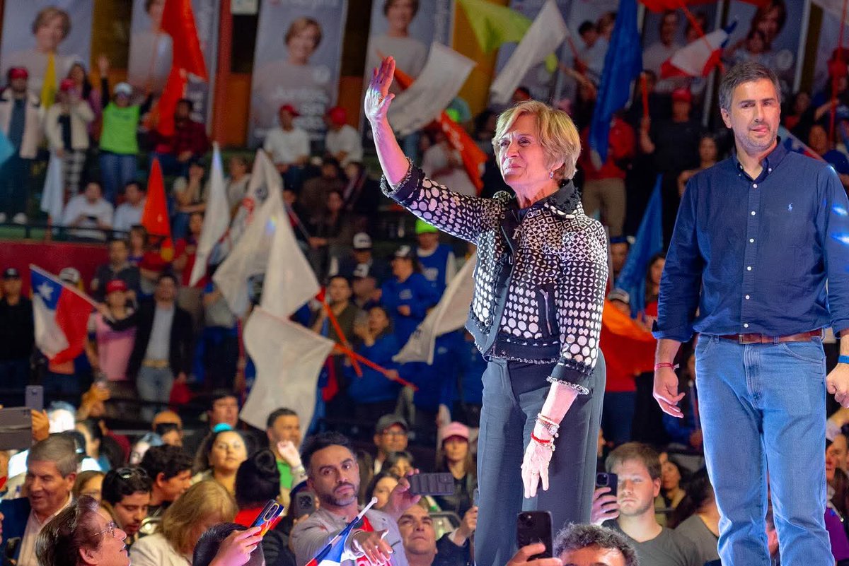 TanaBorsottob's tweet photo. Impresionante cierre de campaña anoche en Temuco, con un estadio repleto y pura energía. Hoy el camino sigue hacia Puerto Montt y un gran banderazo en Osorno. 🌟
Así se despide quien ha recorrido todo Chile con fuerza y cercanía.
@evelynmatthei https://t.co/UZRt0ImJ7e