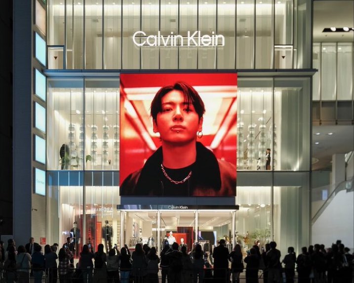 The crowd for jungkookie 🤯🤯