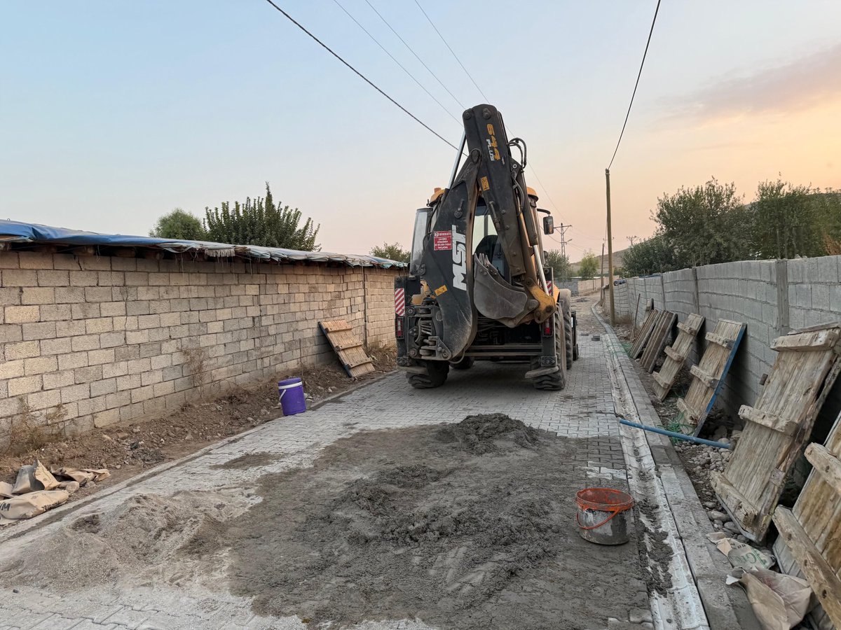 Kaymakamımız Sayın Çağlar PARTAL, Kavallı Köyü’nde KÖYDES Projesi kapsamında yürütülen parke taşı yapım çalışmalarını yerinde inceledi.