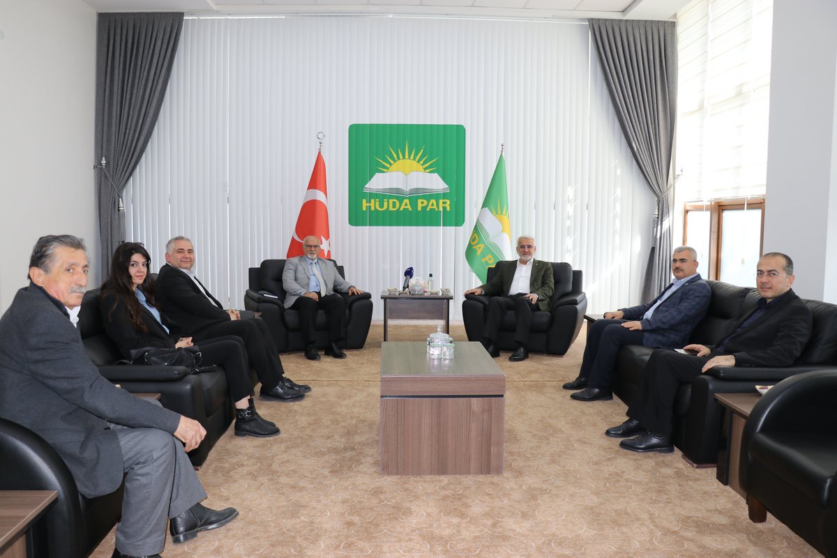 Genel Başkanımız Sayın Zekeriya Yapıcıoğlu, Liberal Parti Genel Başkanı Zübeyir Gülabi'yi Genel Merkezimizde ağırladı. 

Ziyarette, "Terörsüz Türkiye" süreci hakkında görüş alışverişinde bulunuldu, Sayın Gülabi, komisyon çalışmaları hakkında Genel Başkanımızdan bilgi aldı.