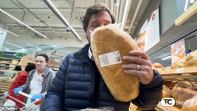 peli_jan's tweet photo. @thebritishertwi @RhubbaComedy *sniffs*  hmm plastic https://t.co/xBZUYPE4ZI