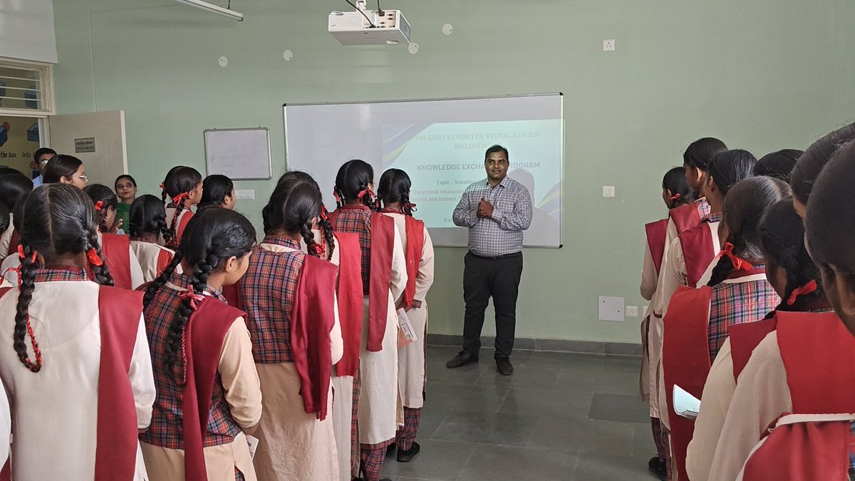 KBhikhiwind's tweet image. ✨ Knowledge Exchange Program ✨

Students of PM SHRI Kendriya Vidyalaya BSF Bhikhiwind and PM SHRI Govt. Sr. Sec. Girls School, Sursingh actively participated in a Knowledge Exchange Program held at PM SHRI KV BSF Bhikhiwind.