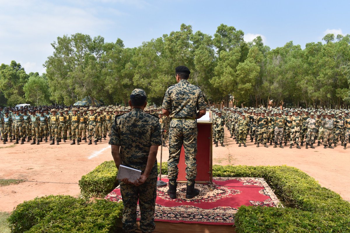 stcbsfbangalore's tweet image. 150th Anniversary of Vande Matram celebrated at BSF karahalli campus in which officers, Subordinates officers and Other Ranks of CIATS, STC BSF, 142 Bn BSF and 103 Bn BSF actively participated and sung the national song together.
@BSF_India 
@BSF_ANO_Command