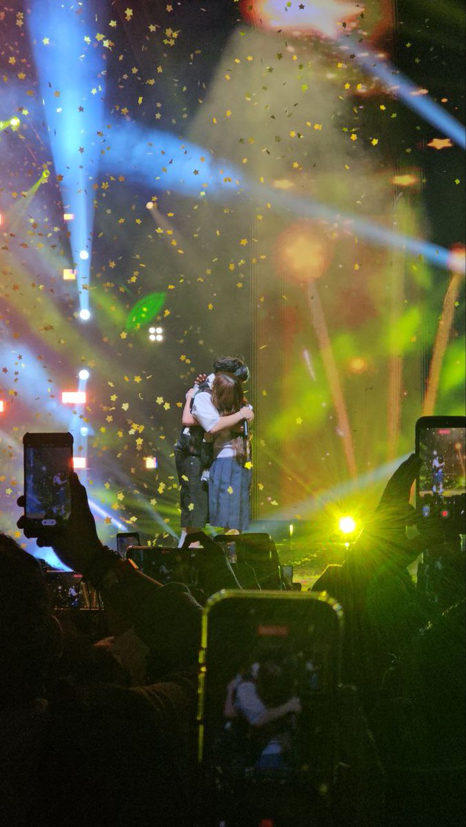 PULPMagazinePH's tweet image. Tonigjt&apos;s vibrant KOLORCOASTER ended with a surprise as Maki surprised the Big Dome with his &quot;Dilaw&quot; performance with BINI&apos;s Maloi! 

#Maki #BINI #Maloi #KOLORCOASTER #KOLORCOASTERConcert #PULPMagazine @tarsierrecords @clfrnia_maki