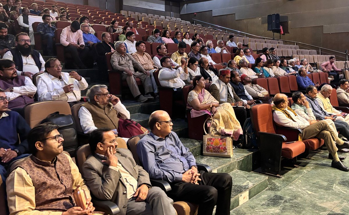 मा.दीनानाथ बत्रा जी की पूण्य तिथि पर आयोजित प्रथम स्मृति व्याख्यान पर संबोधित कर रहे मुख्य वक्ता प्रो. जे.  एस. राजपूत, न्यास की राष्ट्रीय अध्यक्षा  डाॅ पंकज मित्तल, राष्ट्रीय सहसंयोजक संजय स्वामी प्रतिभागी नागरिक गण।