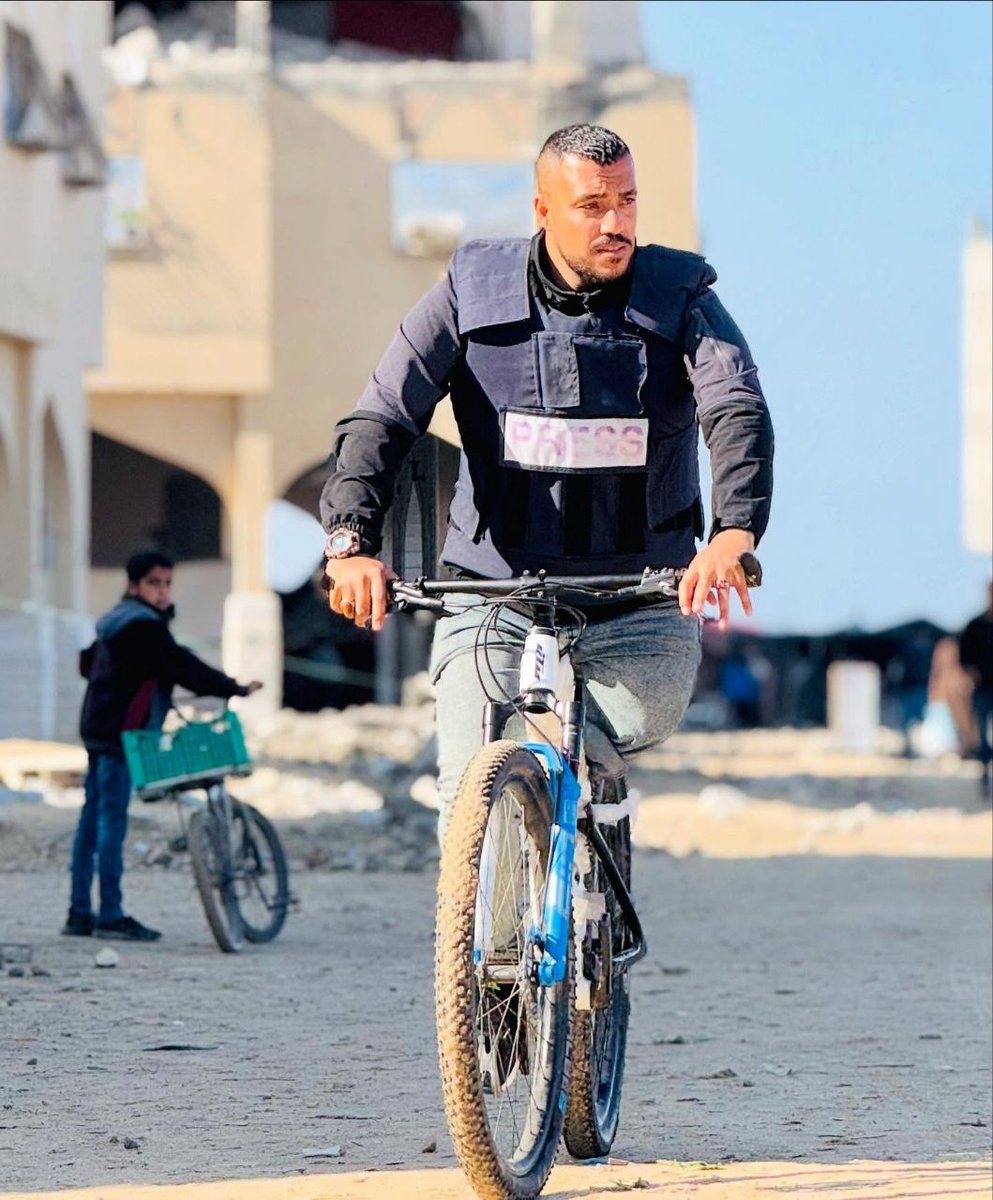 Jurnalis Palestina Hazem Suleiman selamat dari serangan udara Israel yang menghantam rumahnya. Meski demikian, ia kehilangan salah satu kakinya
Namun. ia tak berhenti. Ia berkeliling dengan sepedanya untuk meliput kejahatan Israel, dan menyuarakan suara warga Gaza di tengah