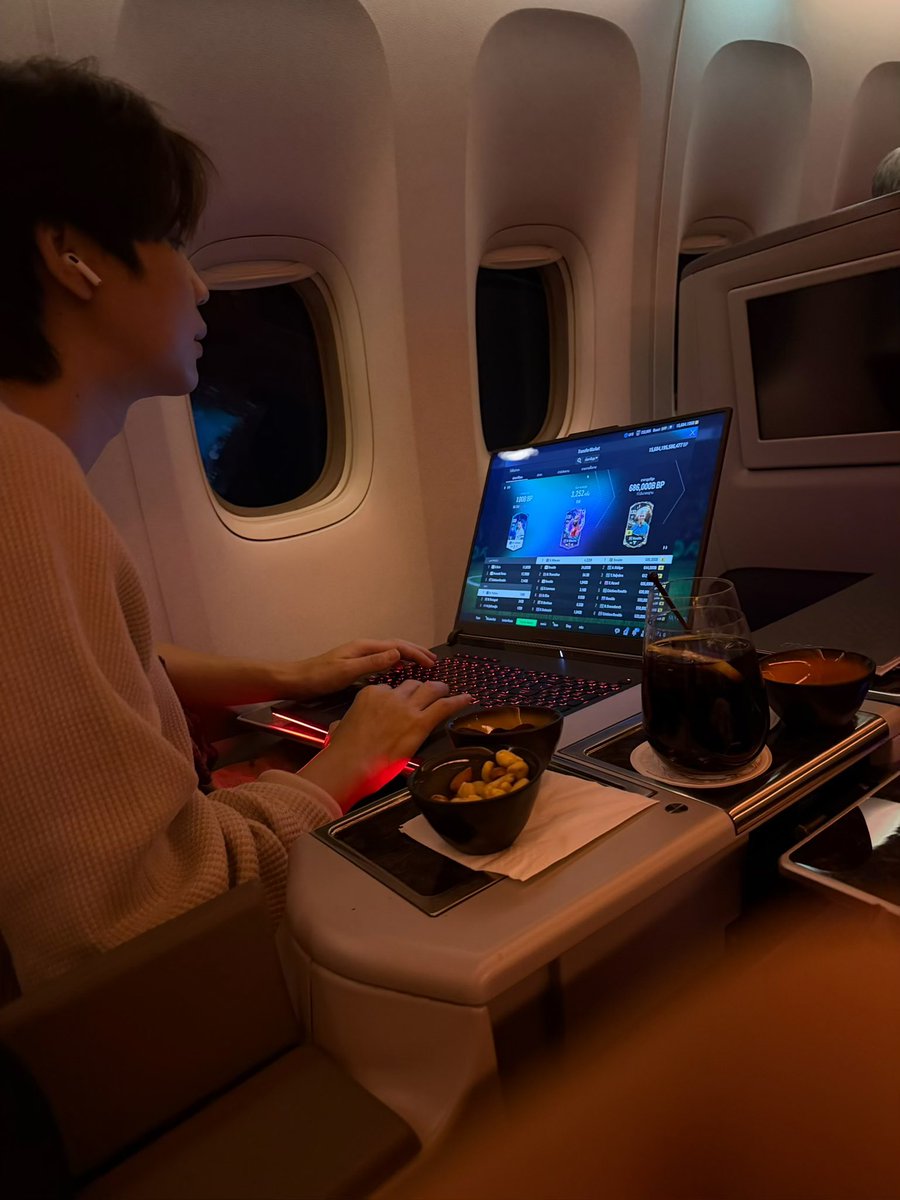 กะจะเอามาเล่นเกมบนเครื่อง โดนเด็กแย่งไปเล่นละ ไม่ยอมนอนแน่คืนนี้😂😂😂