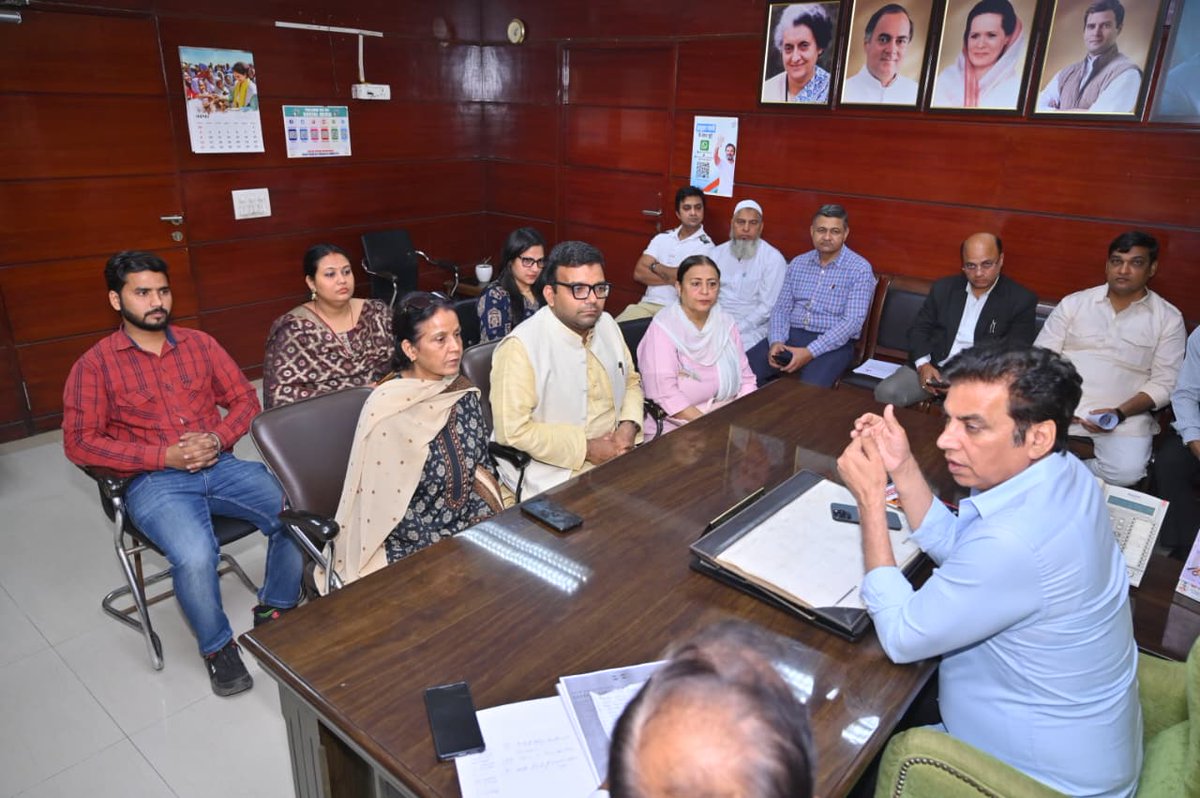 दिल्ली कांग्रेस है तैयार 
हाथ बदलेगा हालात ✋

आज दिल्ली कांग्रेस अध्यक्ष <a href="/devendrayadvinc/">Devender Yadav</a> जी ने बूथ मैनेजमेंट चेयरमैन <a href="/rajeshgarginc/">Rajesh Garg</a> जी और सभी बीएलए के साथ बैठक में आगामी एमसीडी उपचुनाव को लेकर चर्चा की और आवश्यक निर्देश दिए।

भाजपा और AAP के कुशासन से त्रस्त रही दिल्ली की जनता