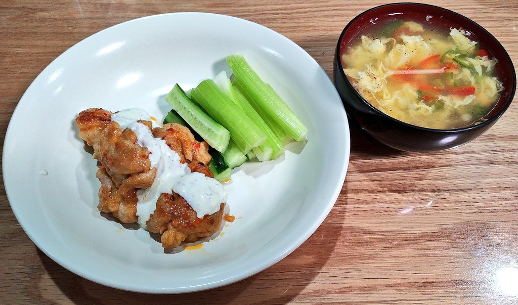 今日は、バッファローウィング風鶏もも肉のソテーでした。

レシピを参考に、下味は、塩砂糖、ニンニク、ガラムマサラ。小麦粉つけて焼いたら、バッファローソース(豆板醤、ケチャップ、酢、バター)を絡め、半額のゴルゴンゾーラで作るブルーチーズソースで優勝しました。
ahp-recipe.jp/sheet.php?reci…