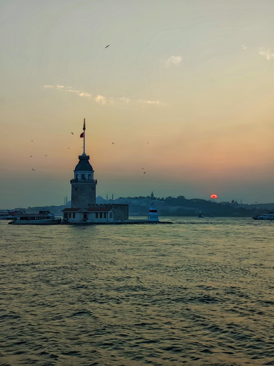 Hepsi şehir. Sen şiirsin İstanbul...