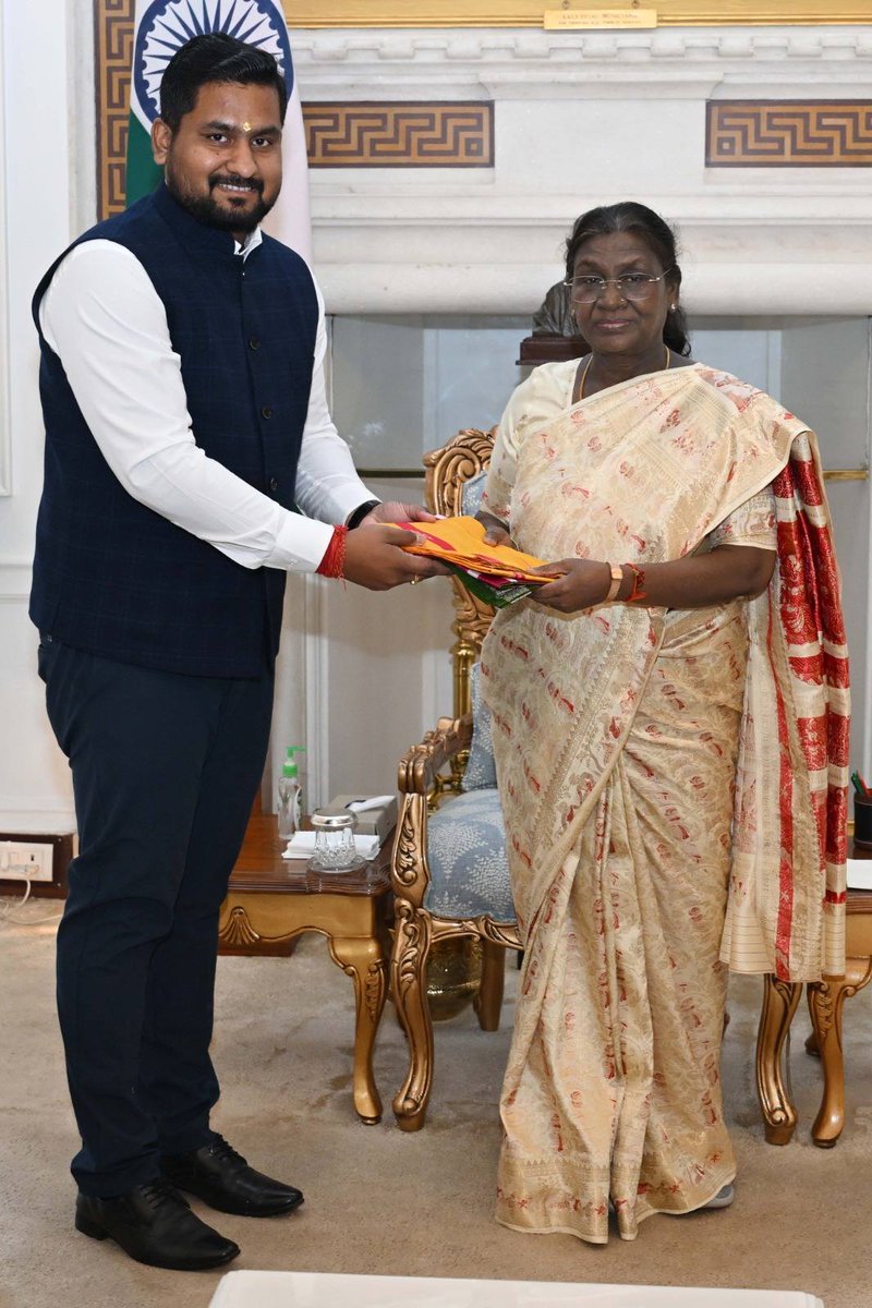 sambad_odisha's tweet image. #ରାଷ୍ଟ୍ରପତିଙ୍କୁ_ଭେଟିଲେ_ସୂର୍ଯ୍ଯବଂଶୀ_ସୂରଜ
ରାଷ୍ଟ୍ରପତି ଭବନରେ ମହାମହିମ ଦ୍ରୌପଦୀ ମୁର୍ମୁଙ୍କୁ ସୌଜନ୍ୟମୂଳକ ସାକ୍ଷାତ କଲେ ଓଡ଼ିଶାର କ୍ରୀଡ଼ା ଓ ଉଚ୍ଚଶିକ୍ଷା ମନ୍ତ୍ରୀ ସୂର୍ଯ୍ଯବଂଶୀ ସୂରଜ । ସୋସିଆଲ  ମିଡ଼ିଆରେ ଛାଡ଼ିଲେ ସାକ୍ଷାତ ସମୟର ଫଟୋ ।
#PresidentofIndia #DroupadiMurmu #RashtrapatiBhavan #SuryabanshiSuraj…