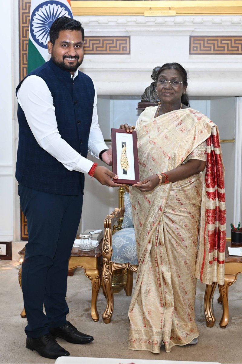 sambad_odisha's tweet image. #ରାଷ୍ଟ୍ରପତିଙ୍କୁ_ଭେଟିଲେ_ସୂର୍ଯ୍ଯବଂଶୀ_ସୂରଜ
ରାଷ୍ଟ୍ରପତି ଭବନରେ ମହାମହିମ ଦ୍ରୌପଦୀ ମୁର୍ମୁଙ୍କୁ ସୌଜନ୍ୟମୂଳକ ସାକ୍ଷାତ କଲେ ଓଡ଼ିଶାର କ୍ରୀଡ଼ା ଓ ଉଚ୍ଚଶିକ୍ଷା ମନ୍ତ୍ରୀ ସୂର୍ଯ୍ଯବଂଶୀ ସୂରଜ । ସୋସିଆଲ  ମିଡ଼ିଆରେ ଛାଡ଼ିଲେ ସାକ୍ଷାତ ସମୟର ଫଟୋ ।
#PresidentofIndia #DroupadiMurmu #RashtrapatiBhavan #SuryabanshiSuraj…