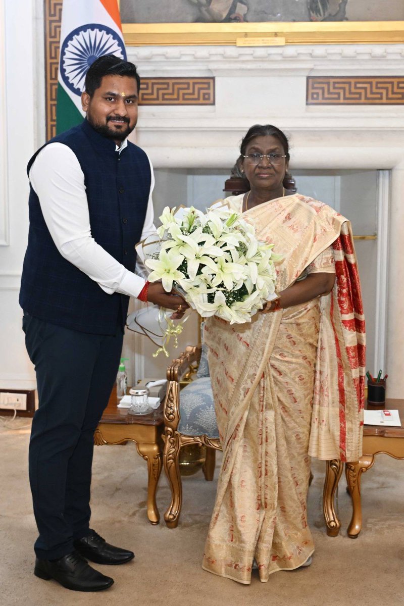 sambad_odisha's tweet image. #ରାଷ୍ଟ୍ରପତିଙ୍କୁ_ଭେଟିଲେ_ସୂର୍ଯ୍ଯବଂଶୀ_ସୂରଜ
ରାଷ୍ଟ୍ରପତି ଭବନରେ ମହାମହିମ ଦ୍ରୌପଦୀ ମୁର୍ମୁଙ୍କୁ ସୌଜନ୍ୟମୂଳକ ସାକ୍ଷାତ କଲେ ଓଡ଼ିଶାର କ୍ରୀଡ଼ା ଓ ଉଚ୍ଚଶିକ୍ଷା ମନ୍ତ୍ରୀ ସୂର୍ଯ୍ଯବଂଶୀ ସୂରଜ । ସୋସିଆଲ  ମିଡ଼ିଆରେ ଛାଡ଼ିଲେ ସାକ୍ଷାତ ସମୟର ଫଟୋ ।
#PresidentofIndia #DroupadiMurmu #RashtrapatiBhavan #SuryabanshiSuraj…