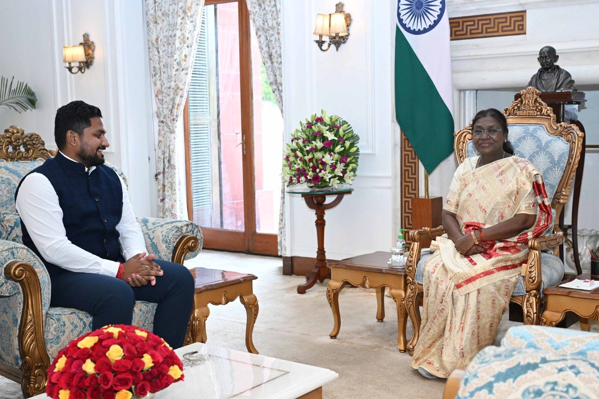 sambad_odisha's tweet image. #ରାଷ୍ଟ୍ରପତିଙ୍କୁ_ଭେଟିଲେ_ସୂର୍ଯ୍ଯବଂଶୀ_ସୂରଜ
ରାଷ୍ଟ୍ରପତି ଭବନରେ ମହାମହିମ ଦ୍ରୌପଦୀ ମୁର୍ମୁଙ୍କୁ ସୌଜନ୍ୟମୂଳକ ସାକ୍ଷାତ କଲେ ଓଡ଼ିଶାର କ୍ରୀଡ଼ା ଓ ଉଚ୍ଚଶିକ୍ଷା ମନ୍ତ୍ରୀ ସୂର୍ଯ୍ଯବଂଶୀ ସୂରଜ । ସୋସିଆଲ  ମିଡ଼ିଆରେ ଛାଡ଼ିଲେ ସାକ୍ଷାତ ସମୟର ଫଟୋ ।
#PresidentofIndia #DroupadiMurmu #RashtrapatiBhavan #SuryabanshiSuraj…