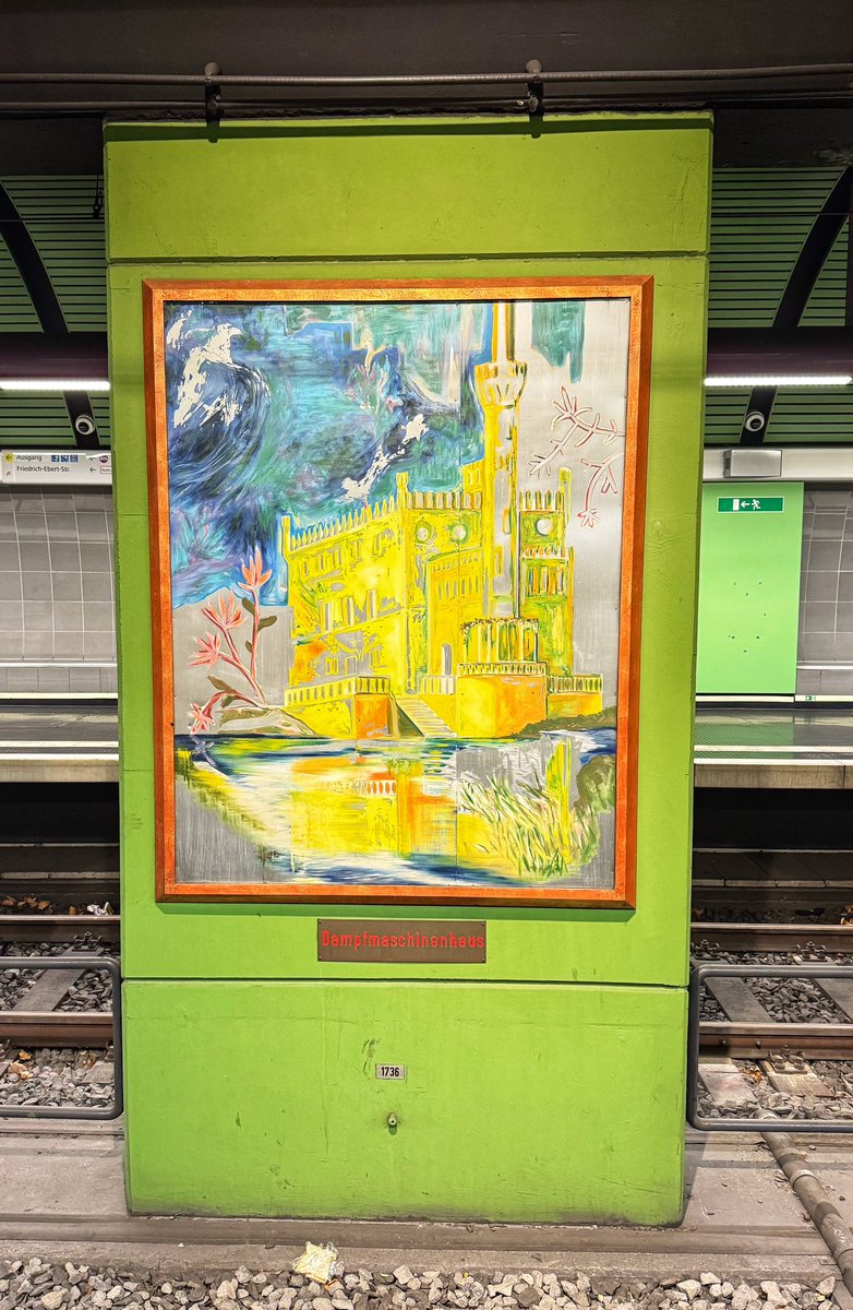 KaiDiekmann's tweet image. Damit hätte ich jetzt hier in der U-Bahn-Station nicht gerechnet! Schon erstaunlich, wo einem Potsdam überall so begegnet…. @S_Schicketanz @PNN_de @maz_online @henry_lohmar @AnnaSprockhoff