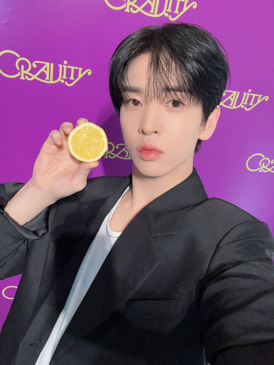 CRAVITY_twt's tweet photo. 매일(Everyday) 레모네이드 피버 숨(Oxygen) 쉬듯 들어주기~ 🤭😚
#앨런 #ALLEN https://t.co/OFtqAAql0x
