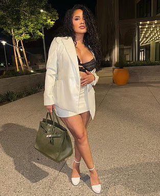 🚨 Stefon Diggs attend actuellement 4 enfants de 4 femmes différentes y compris avec Cardi B. 

Parmi elles, il y a une qui attend des jumeaux 💀