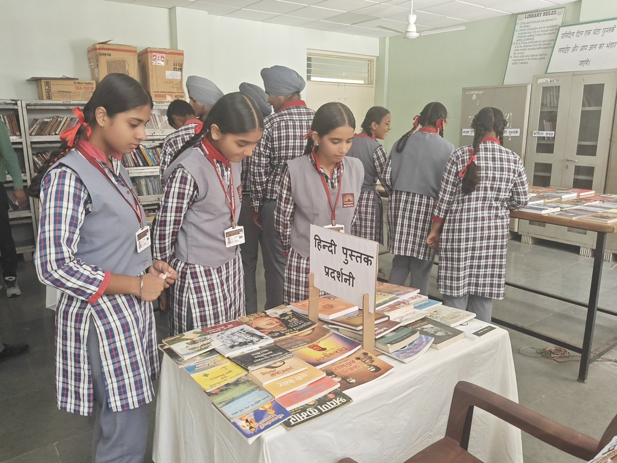 KBhikhiwind's tweet image. Hindi Book Exhibition at PM Shri Kendriya Vidyalaya BSF Bhikhiwind