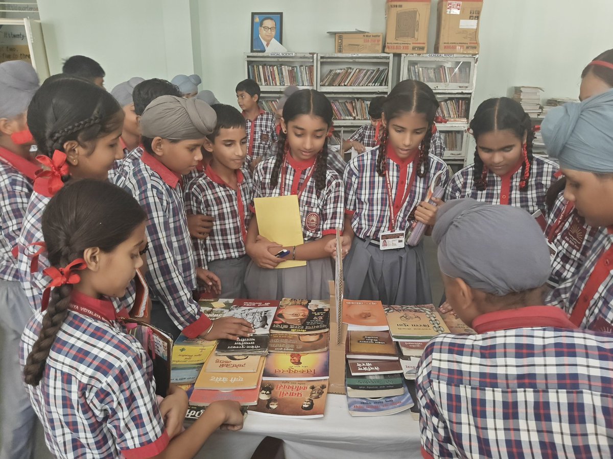 KBhikhiwind's tweet image. Hindi Book Exhibition at PM Shri Kendriya Vidyalaya BSF Bhikhiwind