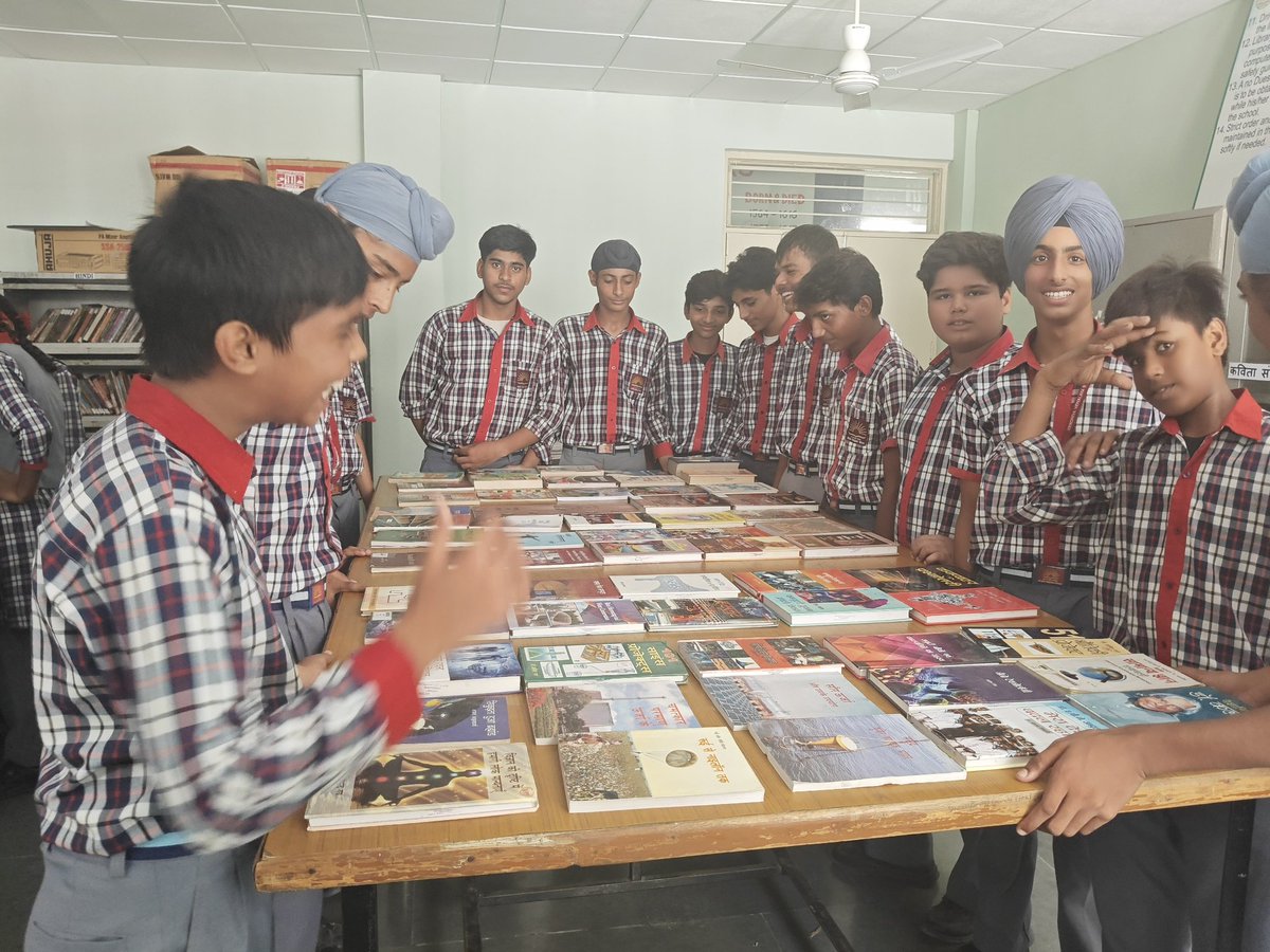 KBhikhiwind's tweet image. Hindi Book Exhibition at PM Shri Kendriya Vidyalaya BSF Bhikhiwind
