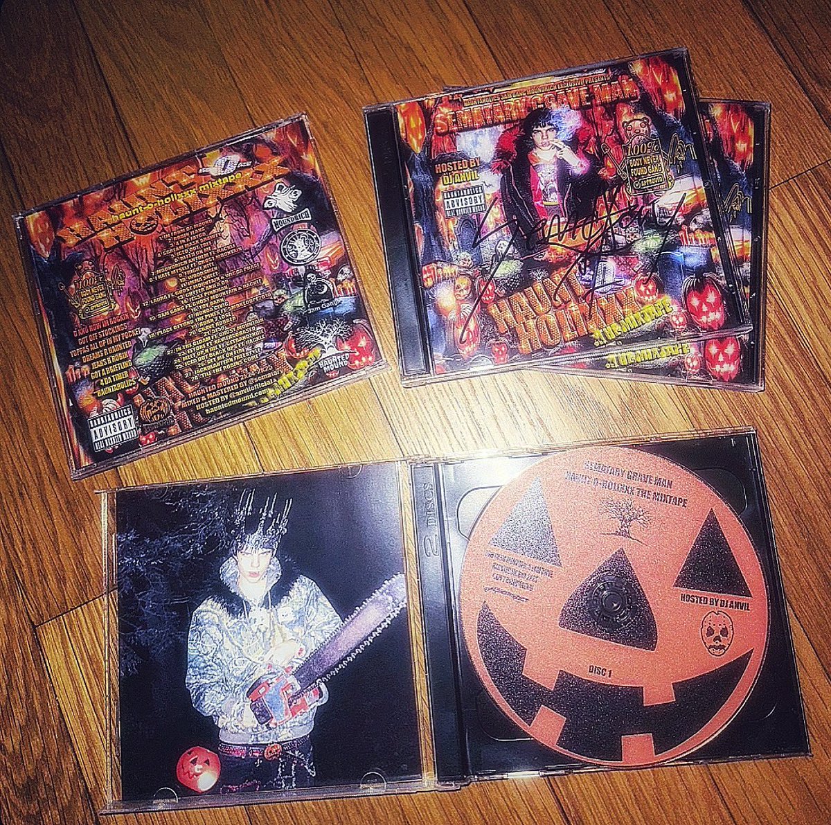 SEMATARYGRAVEMN's tweet image. NYC IM HANDING OUT SIGNED MIXTAPES AND GEAR TOMMOROW 😊😊🎃🎃 💿 📼 👕 ❤️ 💎 💎 🪦🪦🧸🧸🪟STAY TUNED ILL LYK WHERE 2 FIND ME #ALLAGES #MEETUP #GOODVIBES