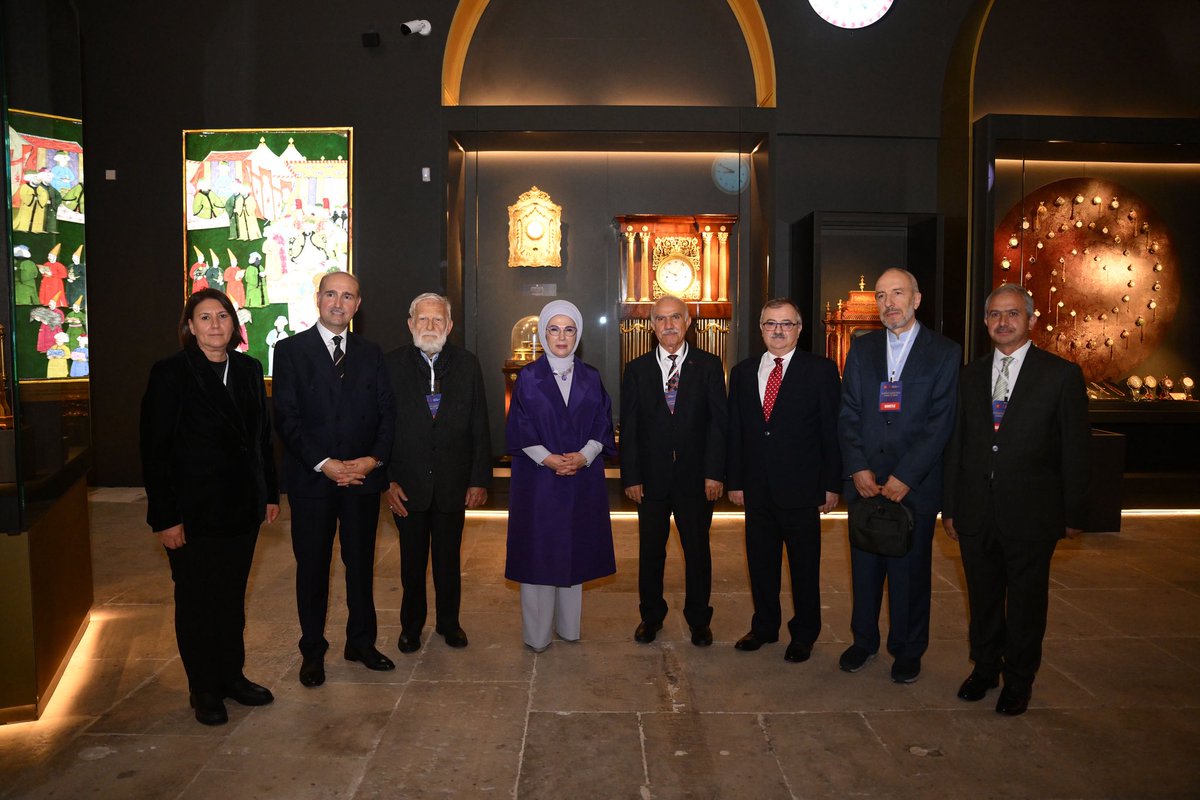 Tarihimizin güzide mekânı, Topkapı Sarayı’nda, son derece titiz bir çalışmanın ürünü olan “Zaman ve Sanat Müzesi”nin açılışını gerçekleştirmenin mutluluğunu paylaştık. 

Dünya saatçilik tarihinin en değerli hazinelerinden biri olarak değerlendirilen Topkapı Sarayı Saat