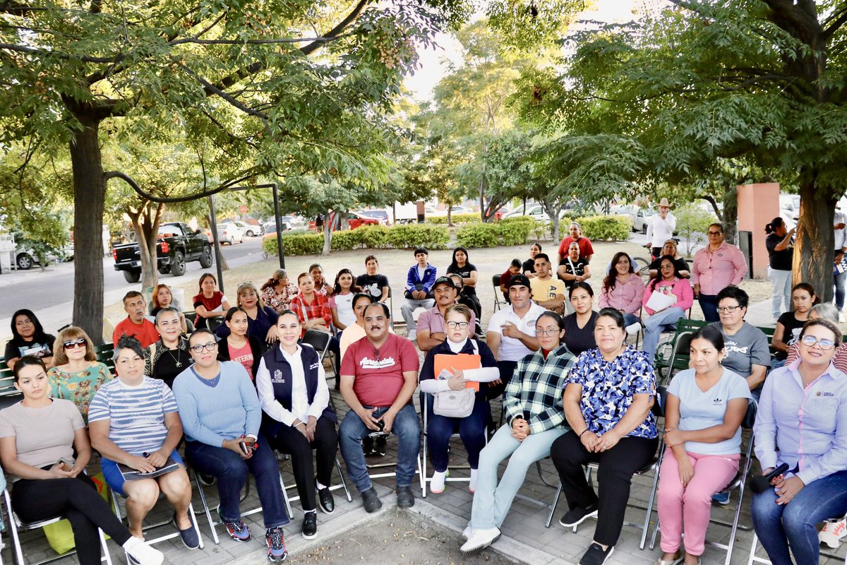 💙Gobernar es más que trabajo, ¡es estar cerca de nuestra gente! Estuve en el Fraccionamiento Los Castillos escuchando, dialogando y compartiendo los avances que estamos construyendo juntos. 🏘️

¡Gracias vecinos por su confianza y por ofrecerme mi botana favorita! #ConRumboClaro.